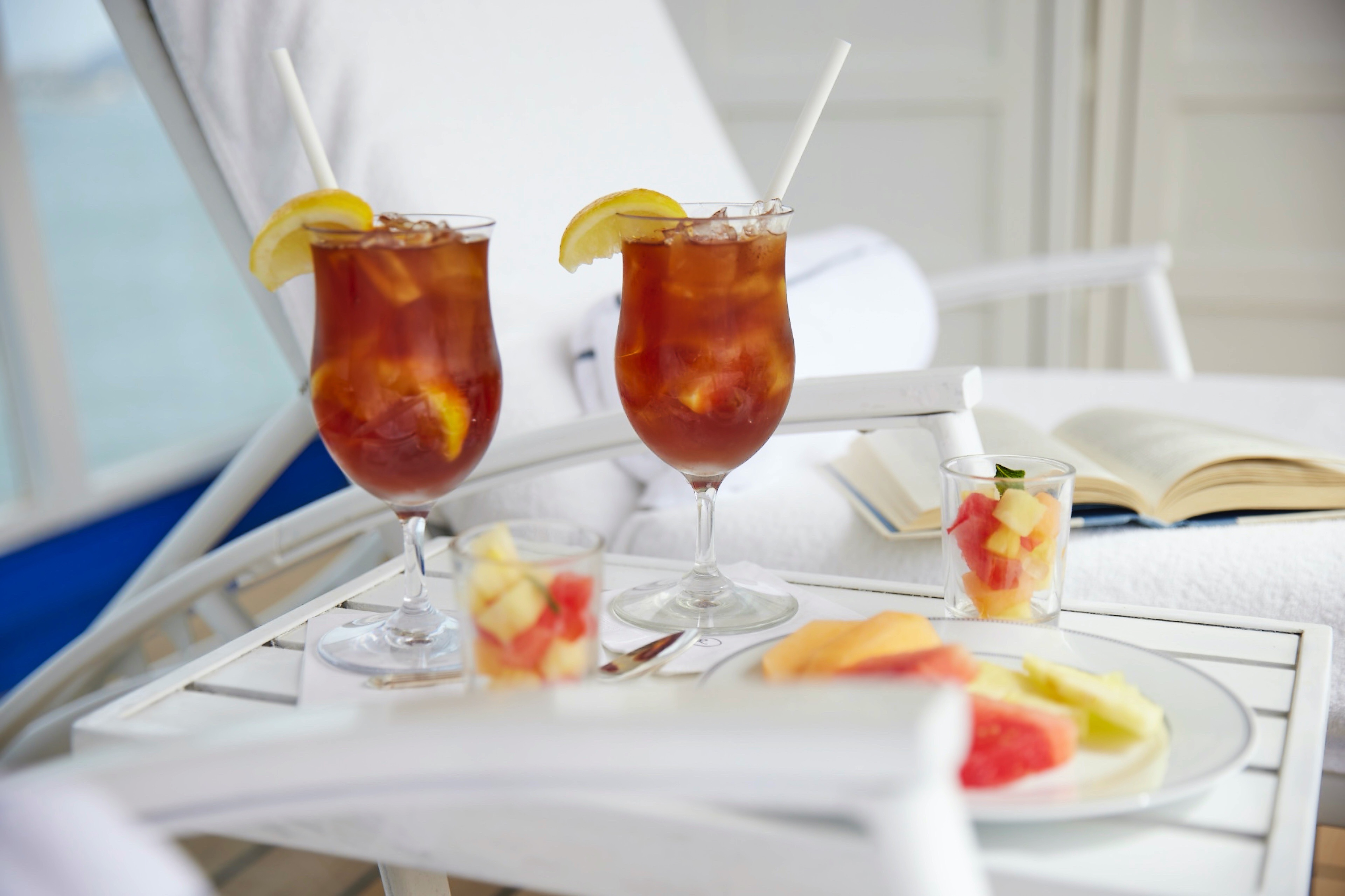 Seven Seas Voyager - Pool Bar